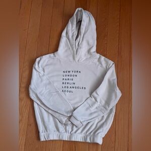 Selling a hoodie for girl kids, size 5t/6 from H&M